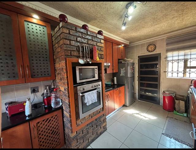 3 BEDROOM FREEHOLD FOR SALE IN KLIPPOORTJE